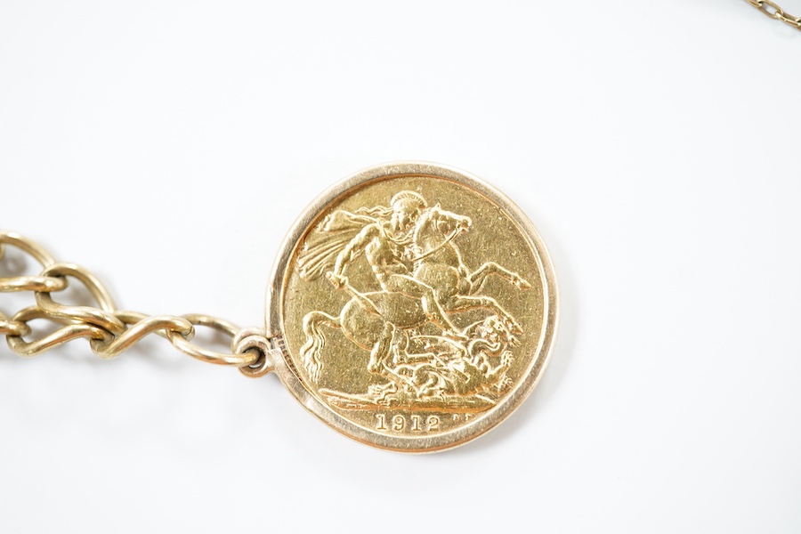 A group of gold jewellery, comprising: a 9ct gold bracelet of twisted curb linking, suspending a George V sovereign coin pendant dated 1912, bracelet with British hallmarks, gross weight approximately 16.5 grams; a 9ct g